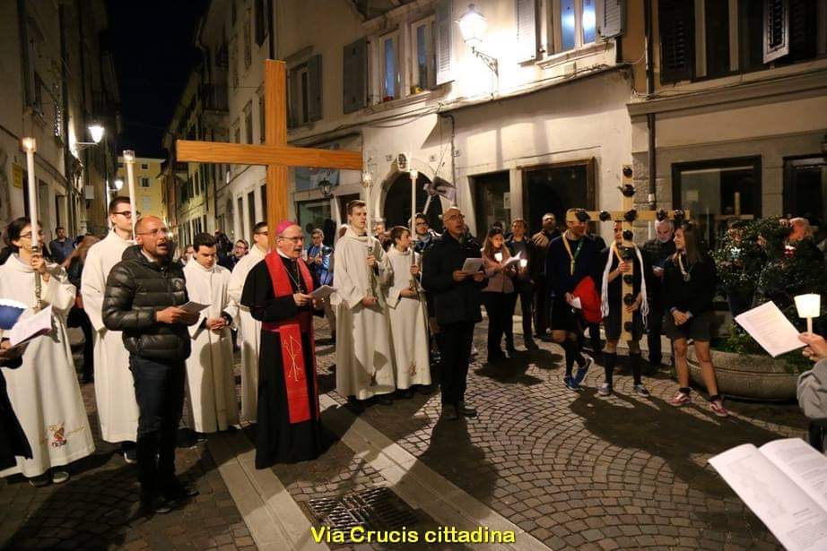 Immagine per Pasqua, l'arcivescovo di Gorizia guida la Via crucis fino in Castello